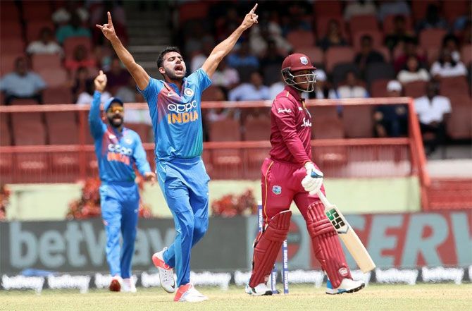 Deepak Chahar celebrates the wicket of Shimron Hetmyer