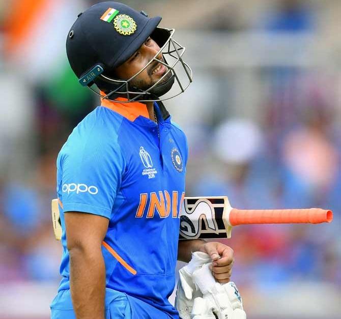 Yuvraj calls on captain Kohli to guide under-fire Pant