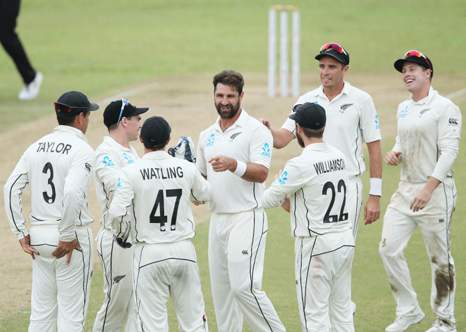 New Zealand's Colin de Grandhomme (C) celebrates with teammates after dismissing Sri Lanka's Kusal Mendis