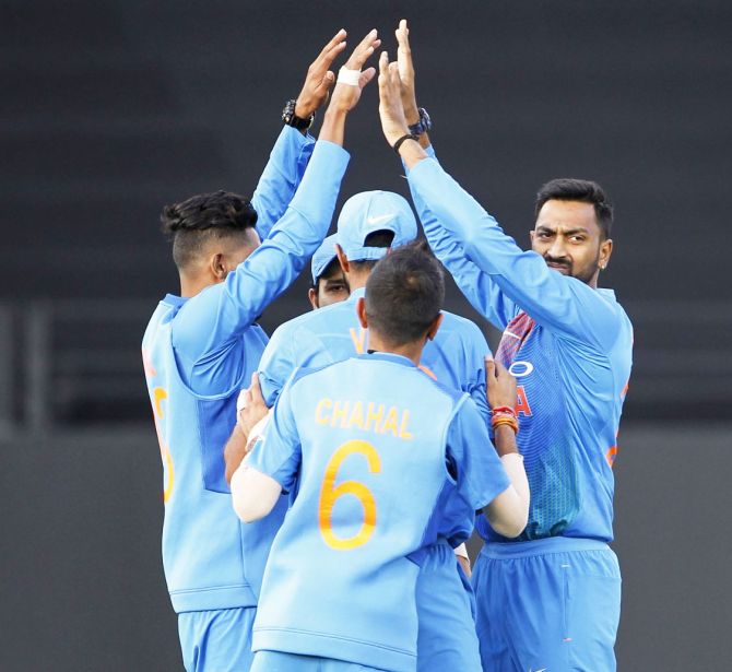 Krunal Pandya celebrates with teammates after taking the wicket of Kane Williamson
