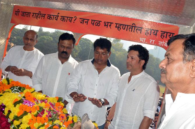 Former India cricketers Pravin Amre, Chandu Pandit, alongside Sachin Tendulkar, pay their final respects to their coach Ramakant Achrekar