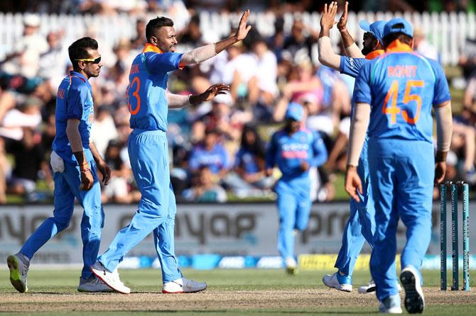 hardik pandya takes wicket