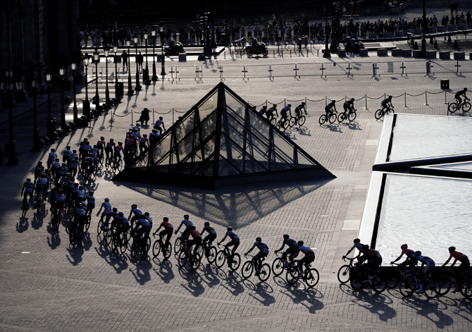 The pack rides through the courtyard of the Louvre museum during the twenty-first stage of the Tour de France cycling race over 128 kilometers (79,53 miles) with start in Rambouillet and finish in Paris on Sunday