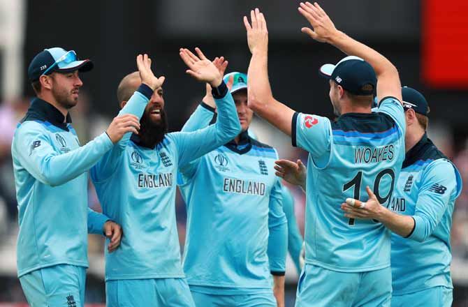 England's players celebrate the fall of a Pakistan wicket 