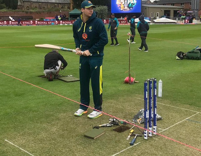 SEE: Aus Smith gives fans batting tutorial