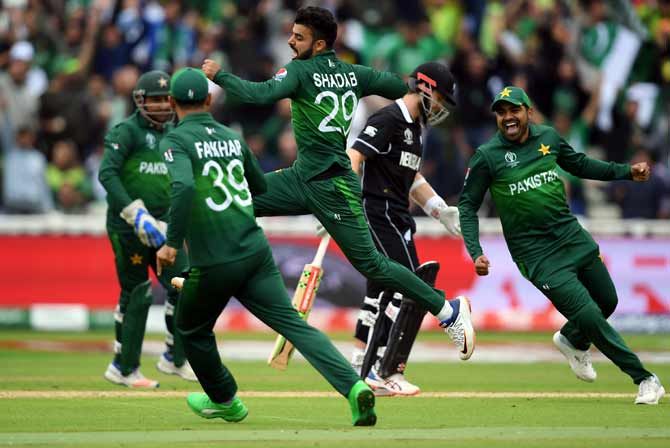 Pakistan players celebrate the dismissal of Kane Williamson