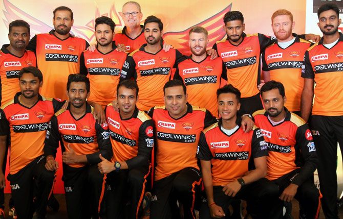 Sunrisers Hyderabad team with support staff in 2019
