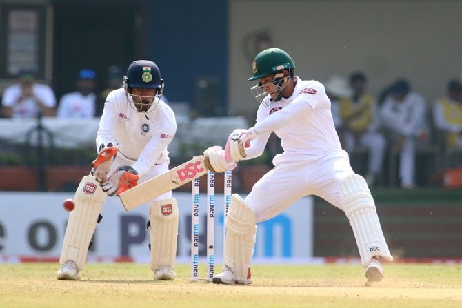 Mushfiqur Rahim waged a lone battle for Bangladesh with a fighting 50