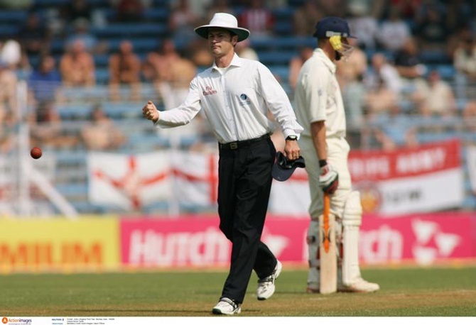 Umpire Simon Taufel