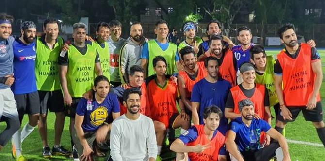 Leander Paes and Mahendra Singh Dhoni, in the rear row, pose with other players for a picture.