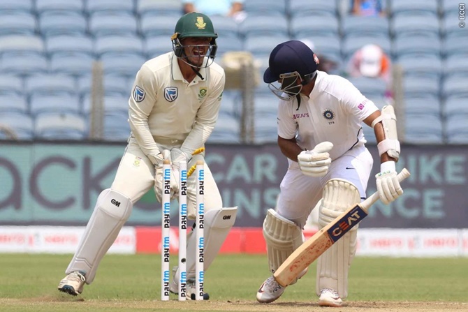 Quinton de Kock takes a sharp catch to dismiss Ajinkya Rahane.