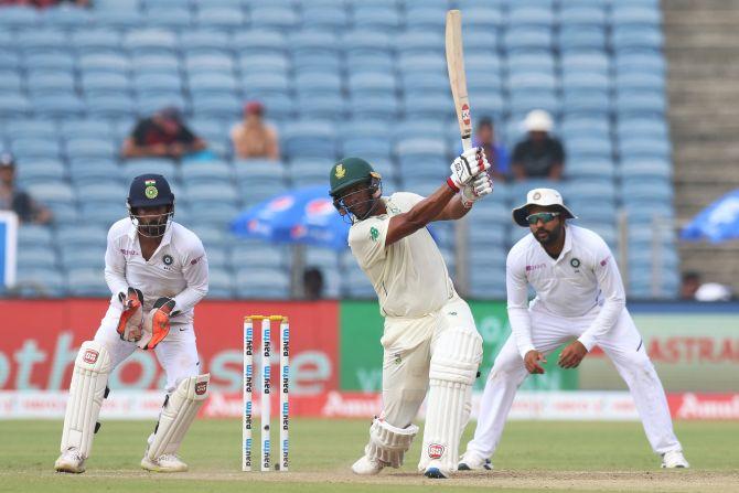 Vernon Philander bats en route his 37 in the 2nd innings