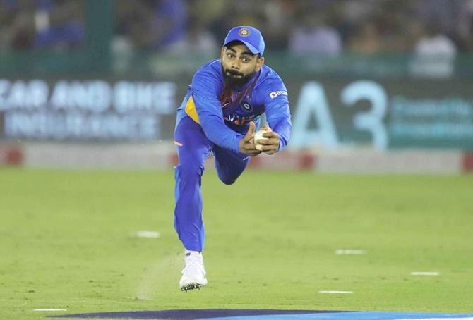 Virat Kohli takes a splendid catch to dismiss Quinton de Kock