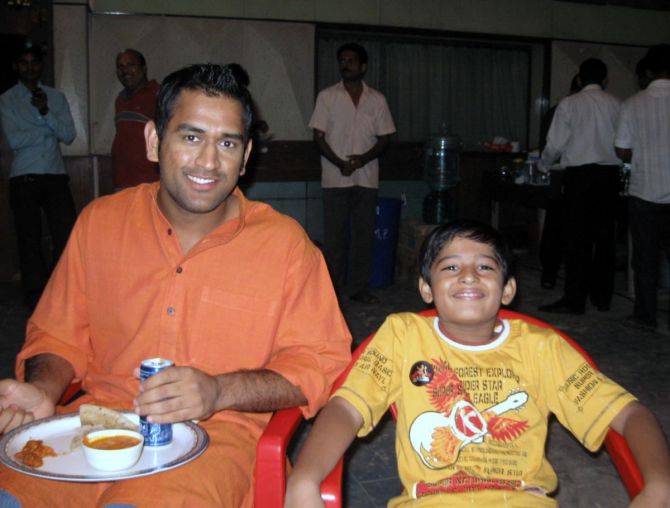 Parth Jain having a meal with Mahendra Singh Dhoni on set during an ad shoot