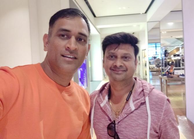 Prashanth Raghavendra with Mahendra Singh Dhoni 