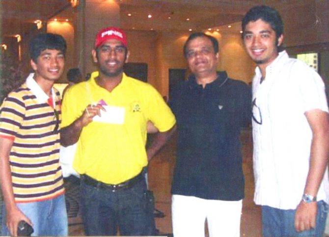 Pinaki Shah and his sons with Dhoni 