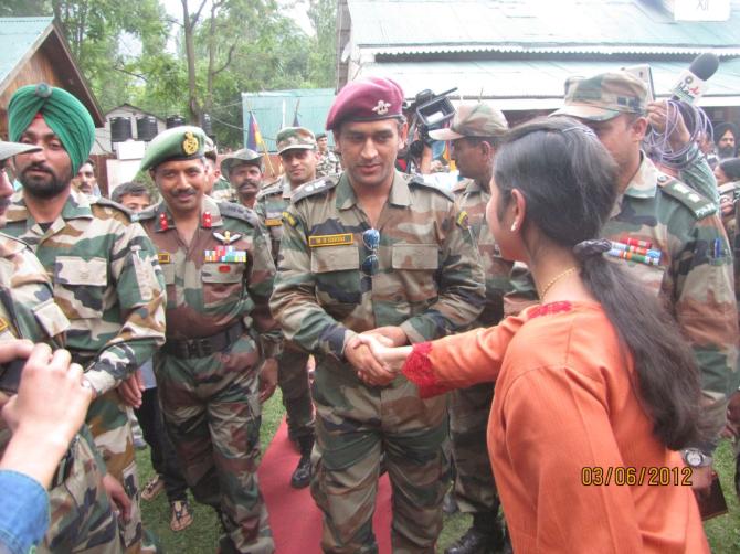 Kumudini Panda greets Mahendra Singh Dhoni