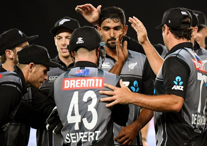 Ish Sodhi celebrates with teammates after dismissing KL Rhul