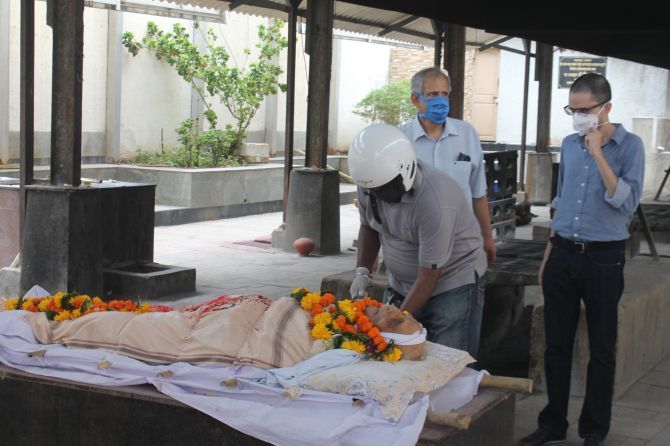 Vasant Raiji was cremated at the Chandanwadi crematorium in South Mumbai on Saturday afternoon