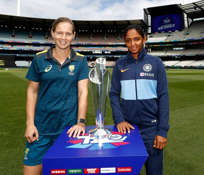 Australia's Meg Lanning and India's Harmanpreet Kaur pose with ICC T20 World Cup trophy at the Melbourne Cricket Ground on Saturday.