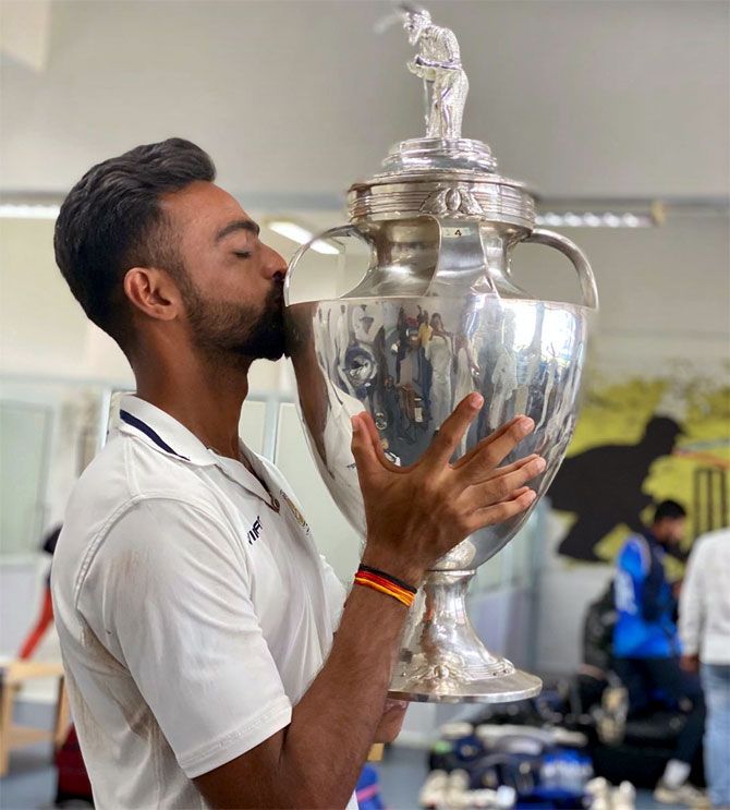 Jaydev Unadkat kisses the trophy after leading Saurashtra to its maiden Ranji Trophy title