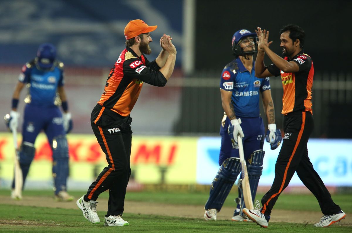 Kane Williamson and Shahbaz Nadeem celebrate the wicket of Krunal Pandya 