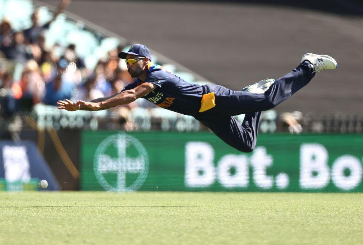 Shikhar Dhawan drops a catch to gift Aaron Finch a reprieve 