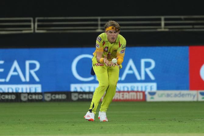 Sam Curran takes the catch to dismiss Manish Pandey. 