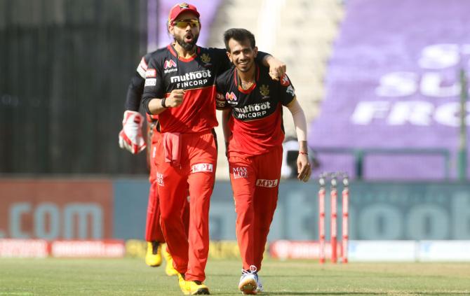 Virat Kohli and Yuzvendra Chahal celebrate the dismissal of Robin Uthappa