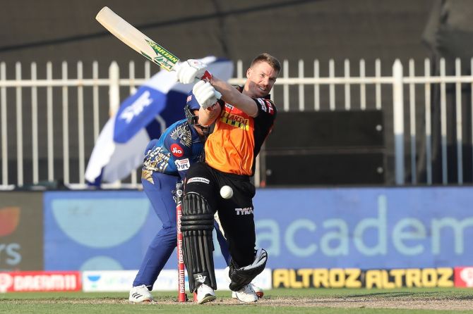David Warner pulls one to the fence during his 44-ball 60.
