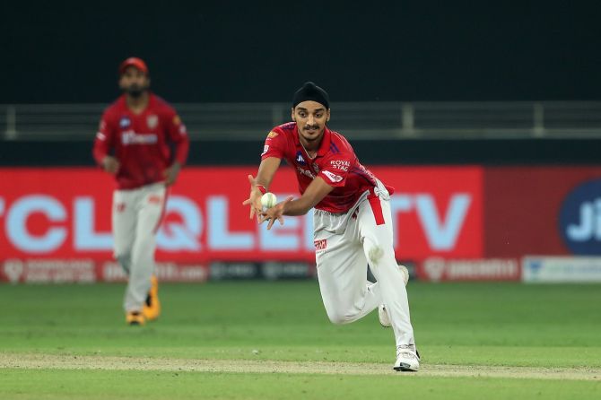 Arshdeep Singh takes the catch to dismiss Manish Pandey