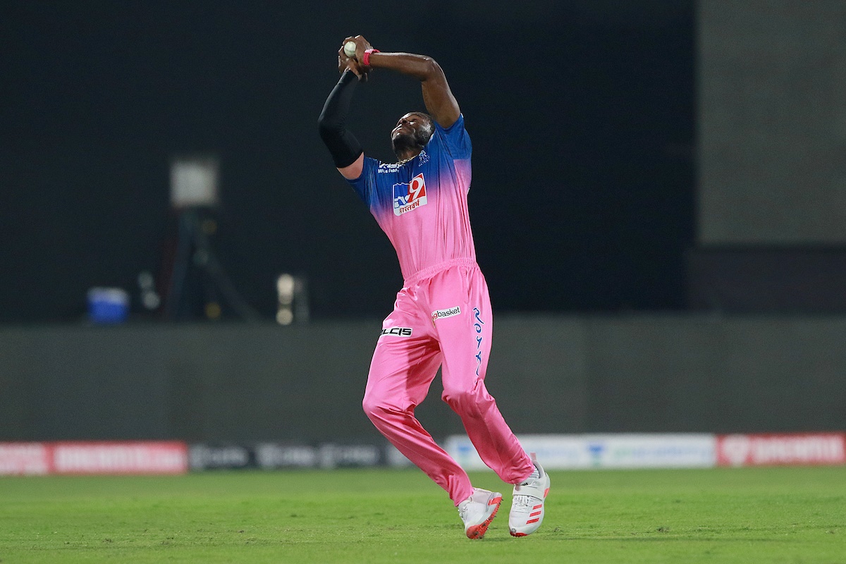 Jofra Archer takes the catch off his own bowling to dismiss of Prithvi Shaw.