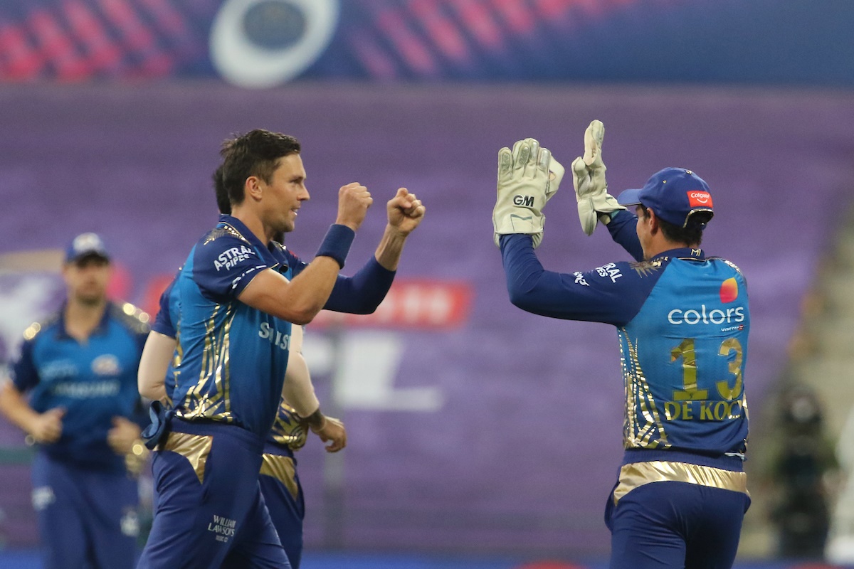Trent Boult celebrates with wicketkeeper Quinton de Kock after dismissing Prithvi Shaw.