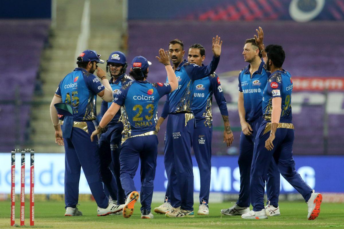 Krunal Pandya celebrates with teammates after dismissing Ajinkya Rahane 