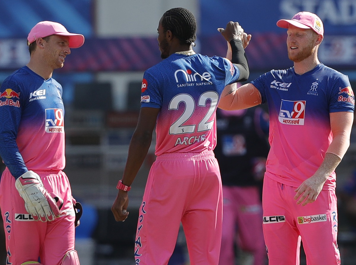 Jofra Archer is congratulated by Ben Stokes after dismissing David Warner