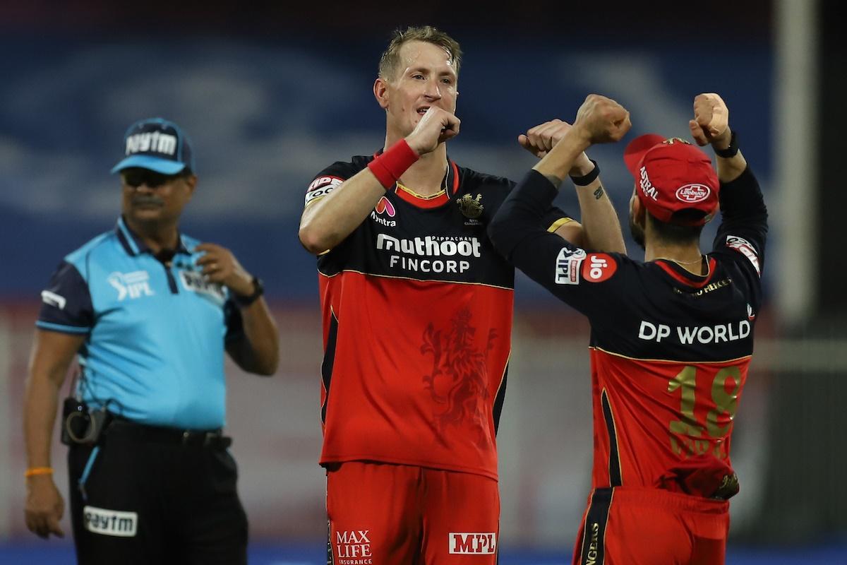 Chris Morris celebrates with Virat Kohli after dismissing Pat Cummins.