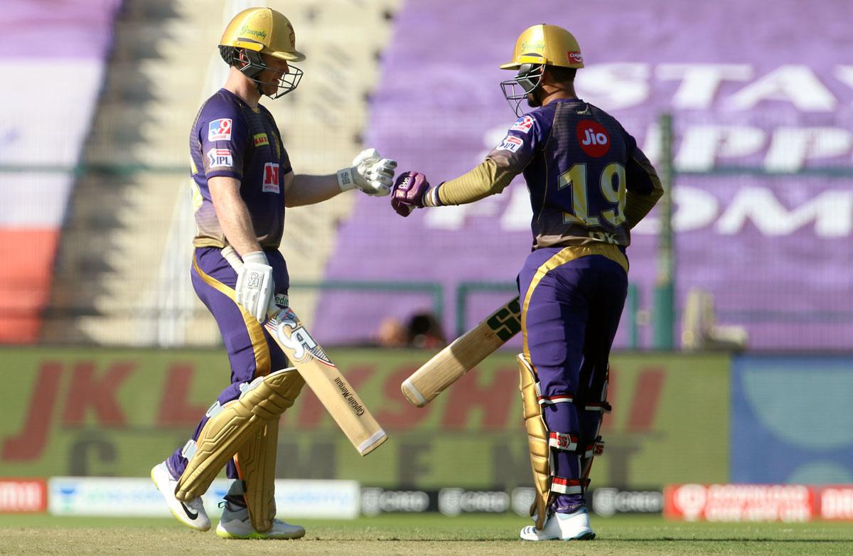 Eoin Morgan with Dinesh Karthik