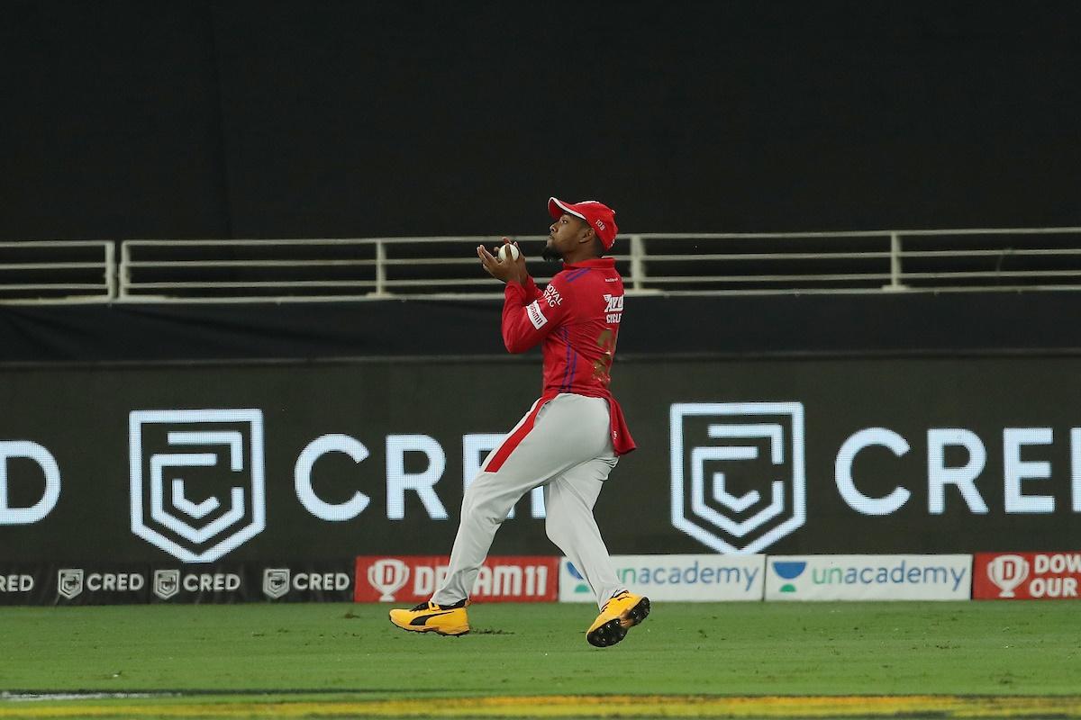 Nicholas Pooran takes the catch to dismiss Hardik Pandya.