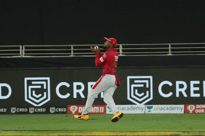 Nicholas Pooran takes the catch to dismiss Hardik Pandya.