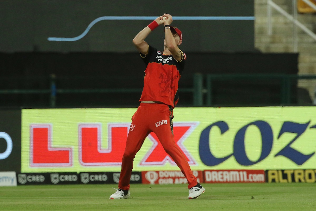 Chris Morris takes the catch to dismiss Shubman Gill, off the bowling of Navdeep Saini.