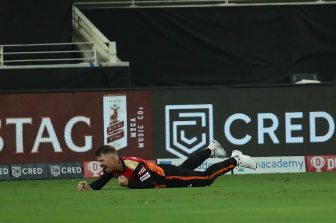 David Warner of Sunrisers Hyderabad takes the catch to dismiss Glenn Maxwell