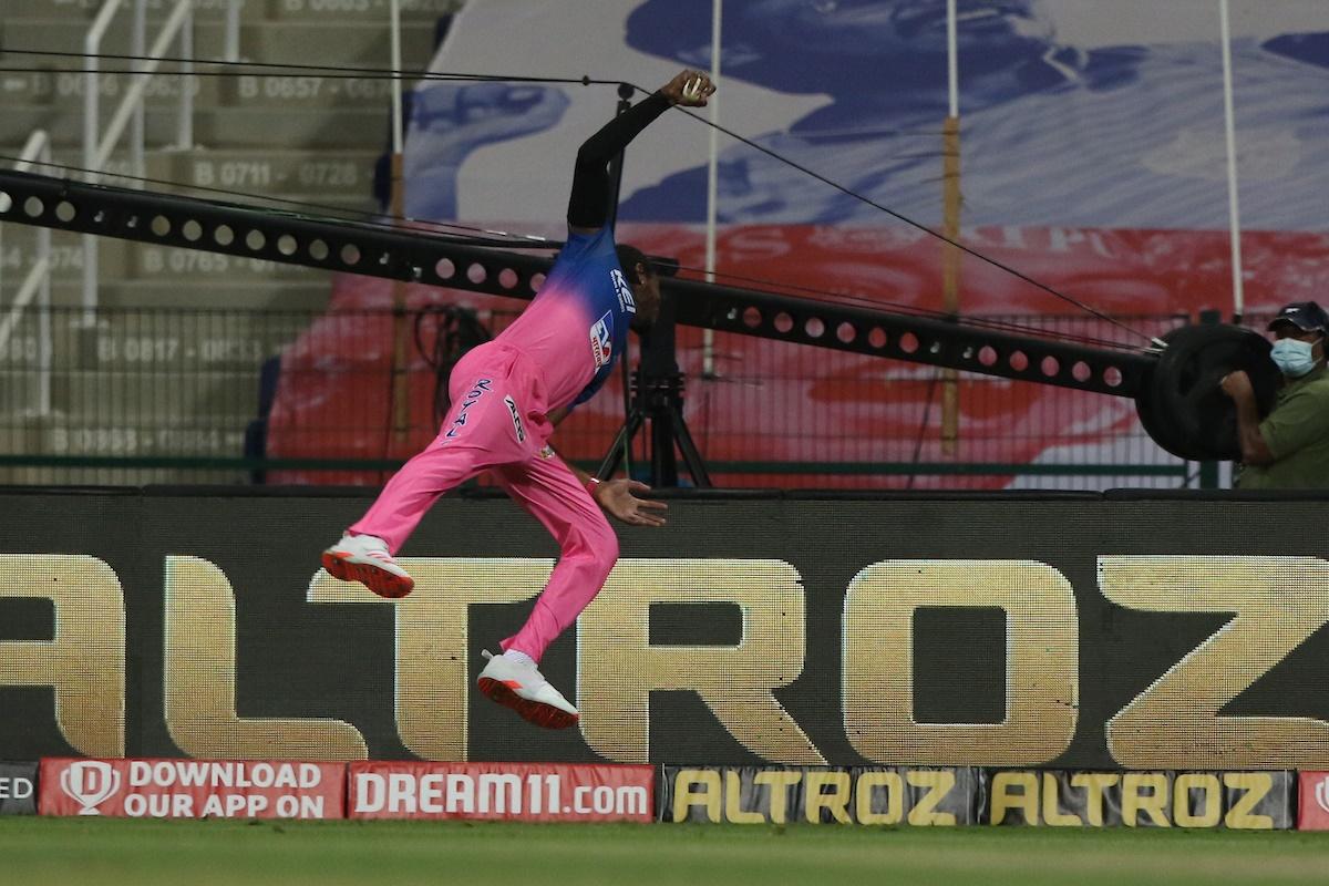 Jofra Archer takes a magnificent catch to dismiss Ishan Kishan