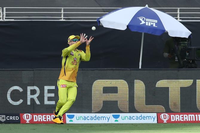 Faf du Plessis takes the catch to dismiss AB de Villiers