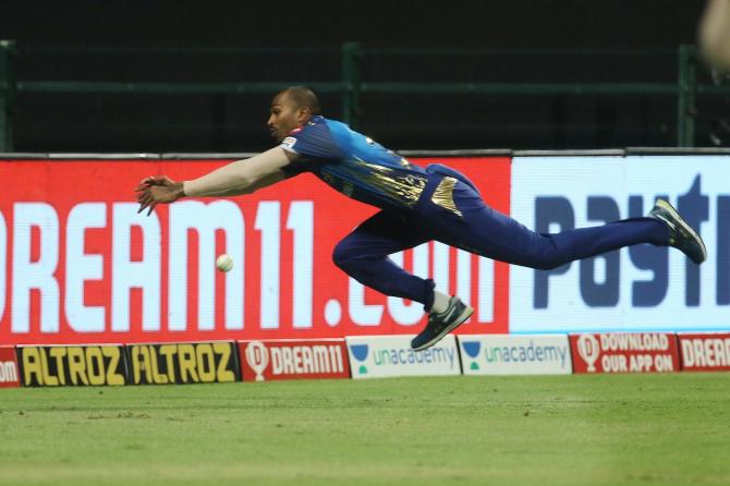 Hardik Pandya drops the catch of Ben Stokes