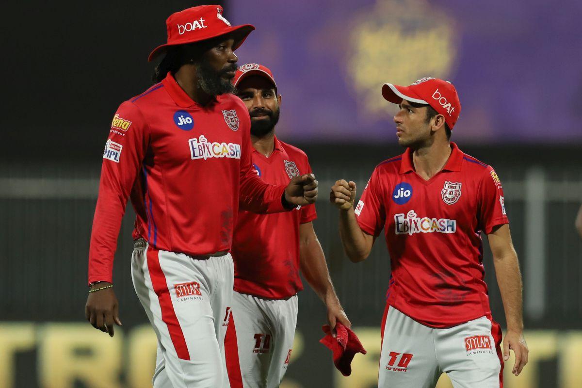 Chris Gayle, Ravi Bishnoi and Mohammed Shami celebrate the wicket of Nitish Rana