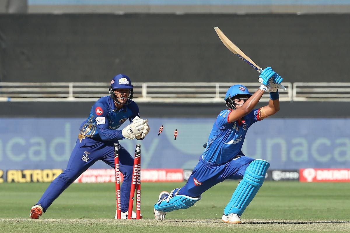 Quinton de Kock attempts to stump Shreyas Iyer