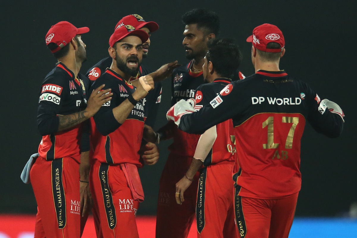 Virat Kohli celebrates with his Royal Challengers Bangalore teammates after catching Kane Williamson off the bowling of  	Isuru Udana