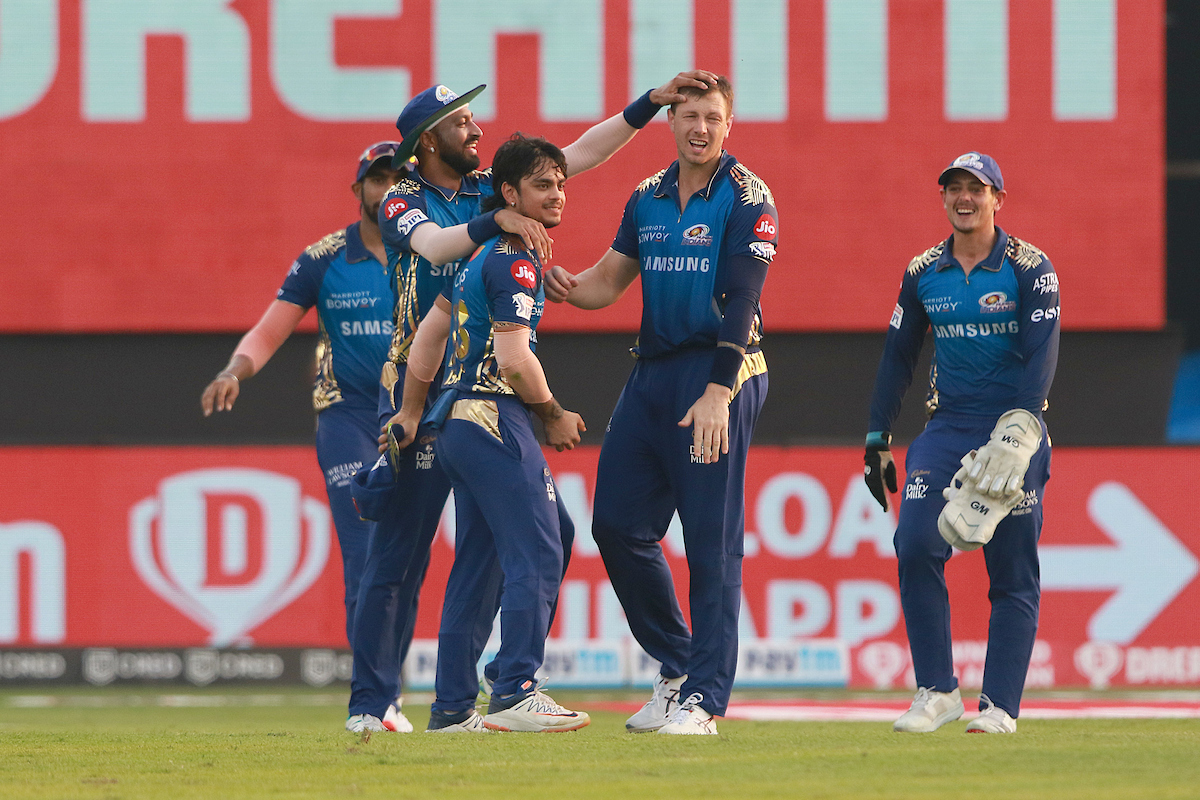 Ishan Kishan celebrates with his Mumbai Indians teammates after catching David Warner off James Pattinson's bowling.