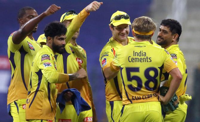 Chennai Super Kings celebrate the wicket of Mumbai Indians opener Quinton de Kock