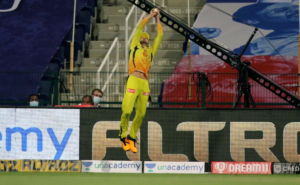 Faf du Plessis takes the catch to dismiss Saurabh Tiwary off Ravindra Jadeja's bowling